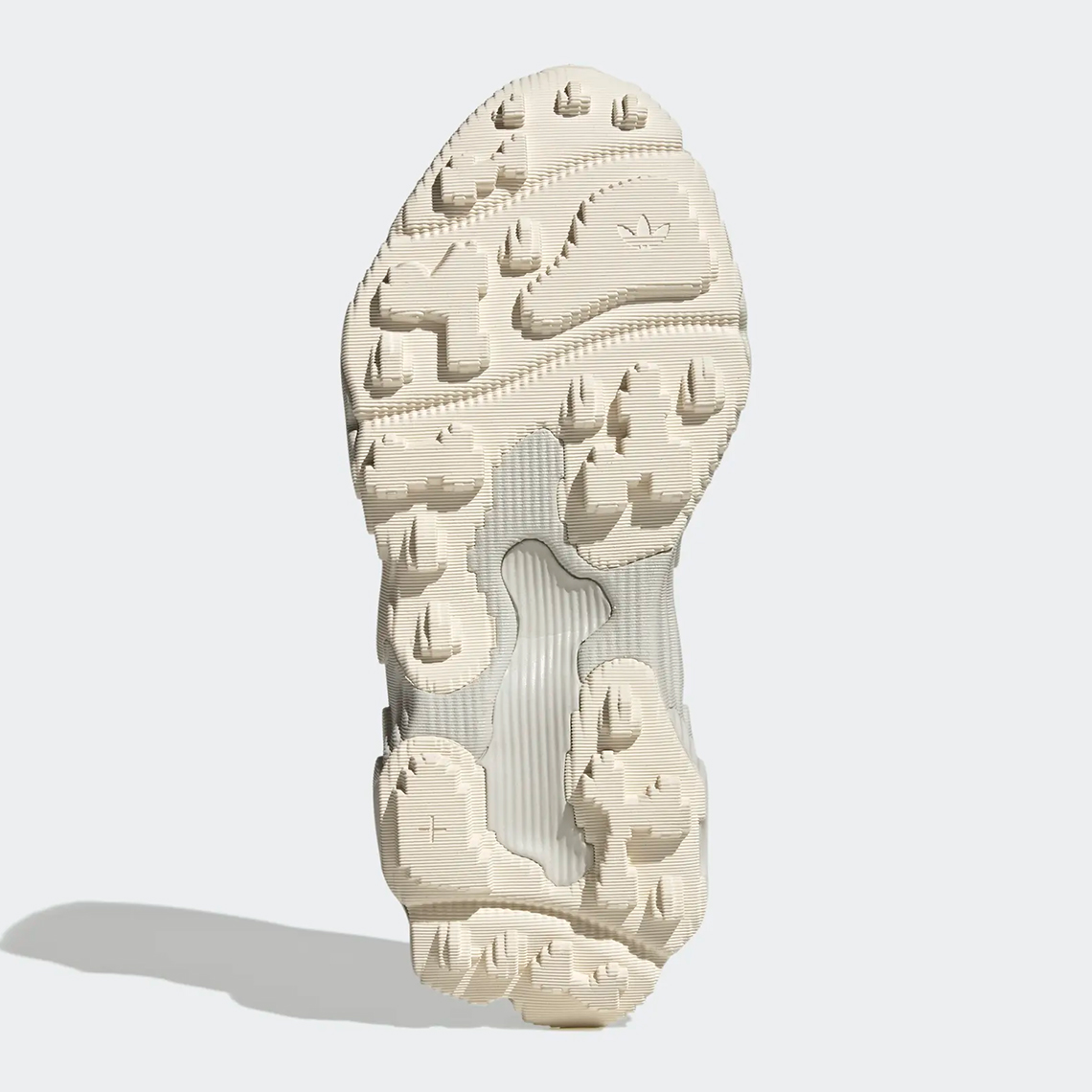 Màu kem và Off-White Hues làm nổi bật mẫu giày sneaker adidas Rovermule Adventure - 6