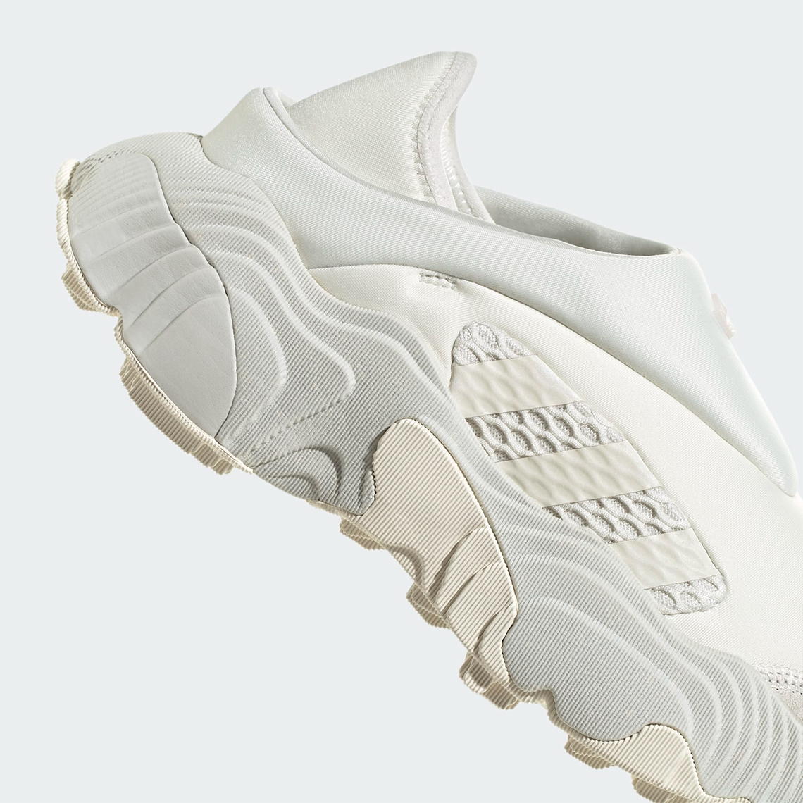 Màu kem và Off-White Hues làm nổi bật mẫu giày sneaker adidas Rovermule Adventure - 7