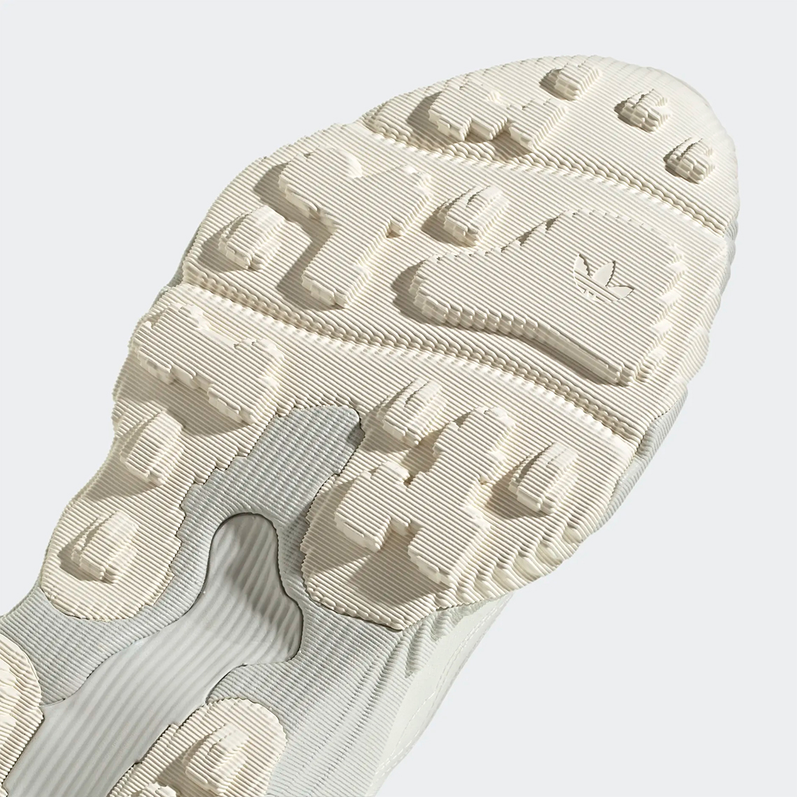 Màu kem và Off-White Hues làm nổi bật mẫu giày sneaker adidas Rovermule Adventure - 8