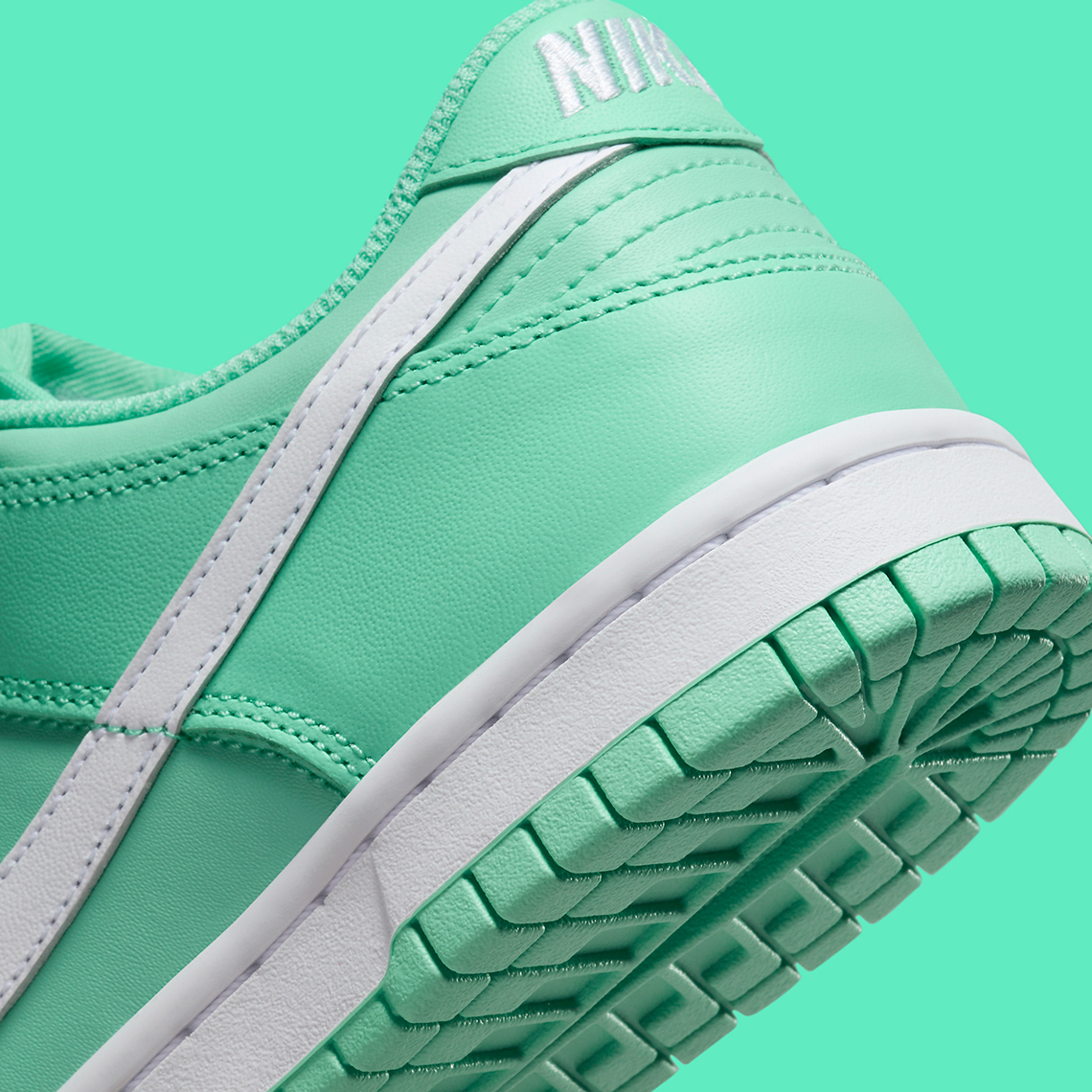 Màu Light Menta được Nike thêm vào phiên bản Kid's Dunk Low này. - 8