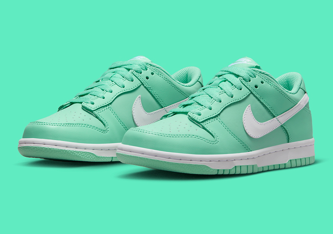 Màu "Light Menta" được Nike thêm vào phiên bản Kid's Dunk Low này.