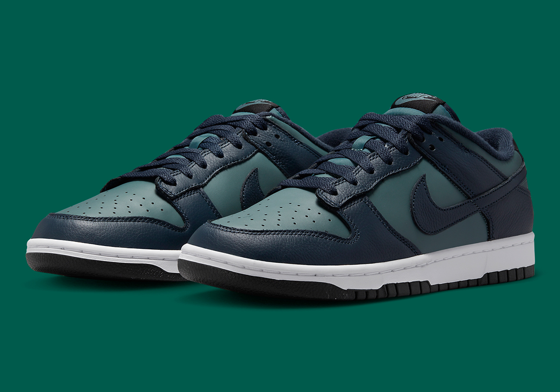 Màu Navy và teal trên mẫu giày Nike Dunk Low