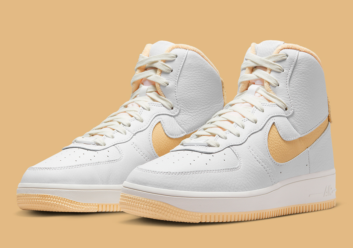 Mẫu Nike Air Force 1 High Sculpt có màu Trắng và Team Gold - 1