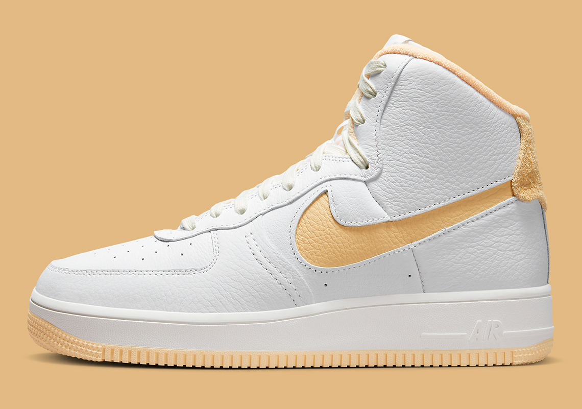 Mẫu Nike Air Force 1 High Sculpt có màu Trắng và Team Gold - 2