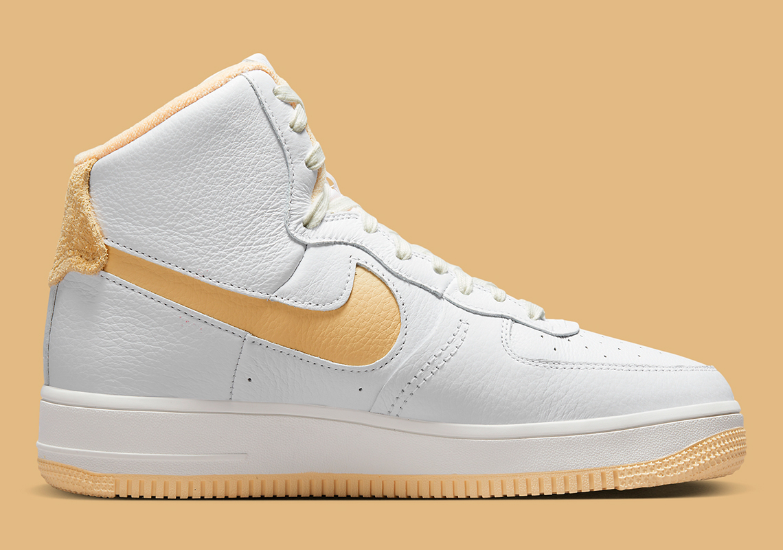 Mẫu Nike Air Force 1 High Sculpt có màu Trắng và Team Gold - 3