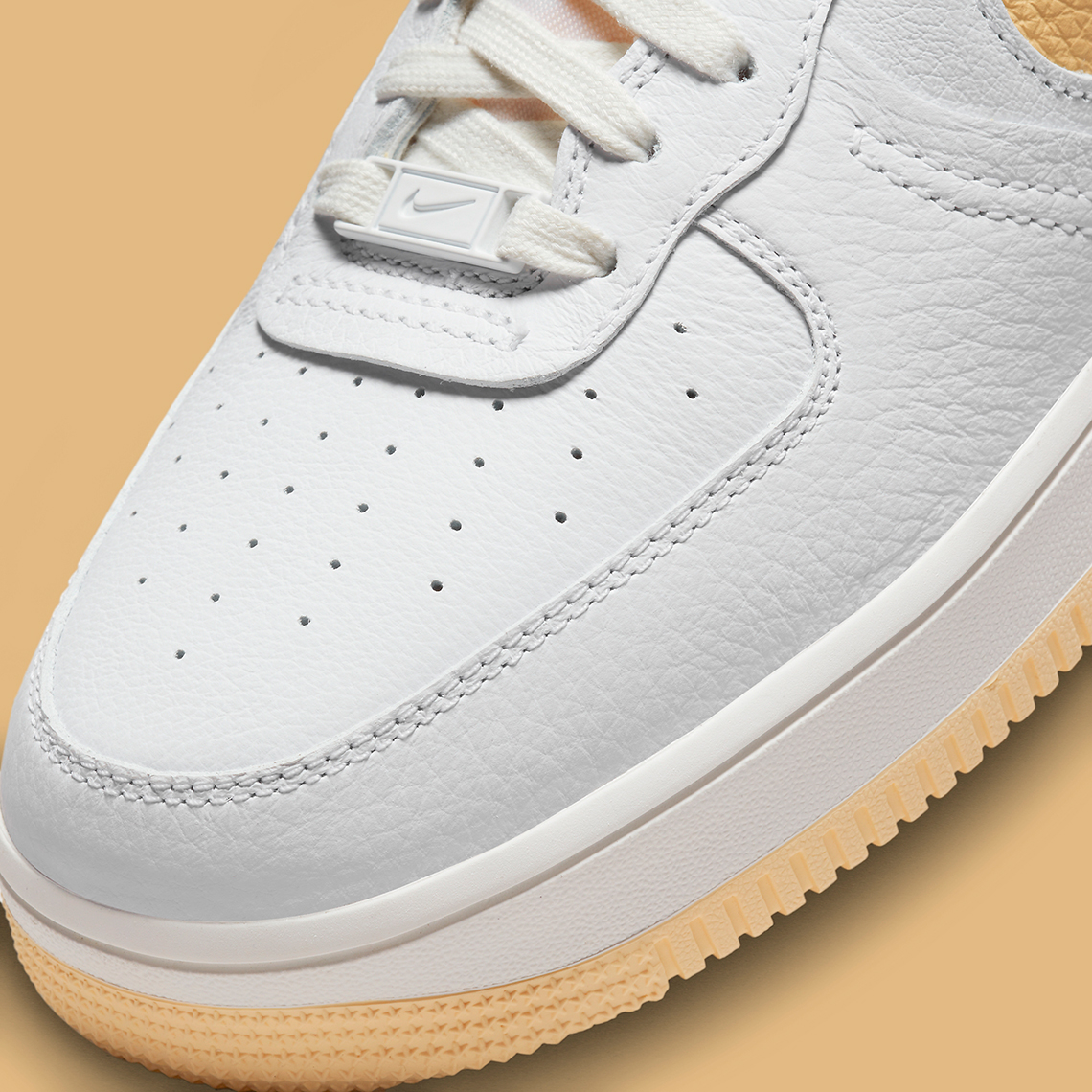 Mẫu Nike Air Force 1 High Sculpt có màu Trắng và Team Gold - 7