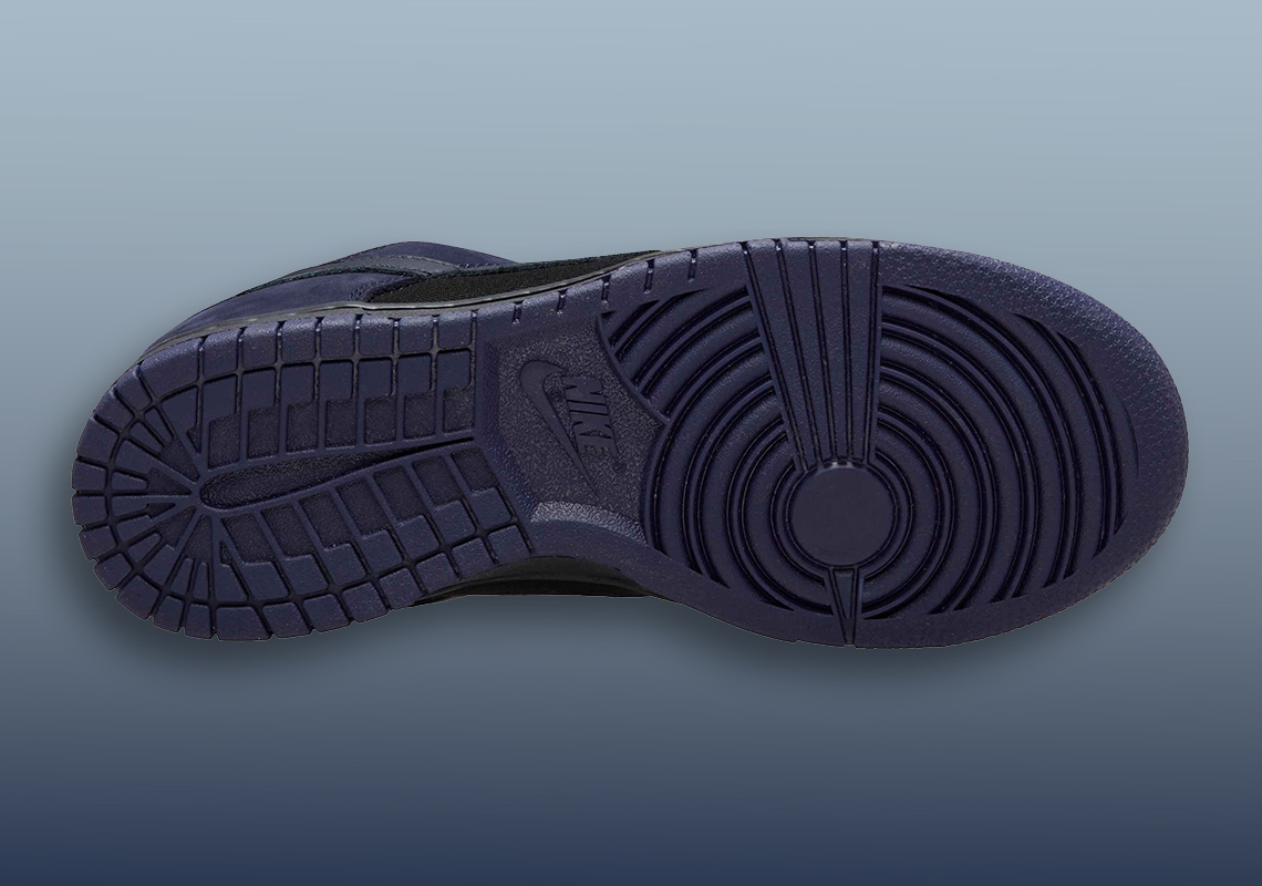 Màu sắc tối giản trên phiên bản Nike Dunk Low dành cho nữ - 4