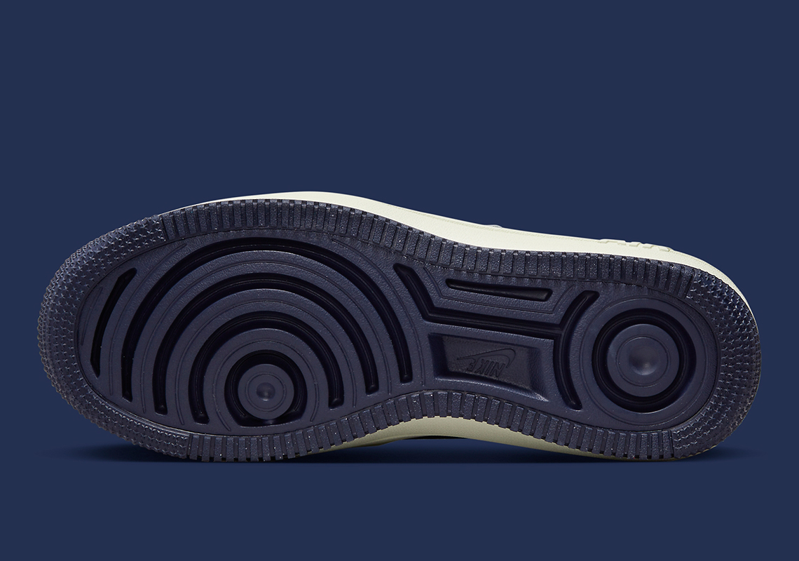 Màu Trắng và Navi mang đến cho Nike Air Force 1 PLATFORM một sự hấp dẫn cổ điển - 6