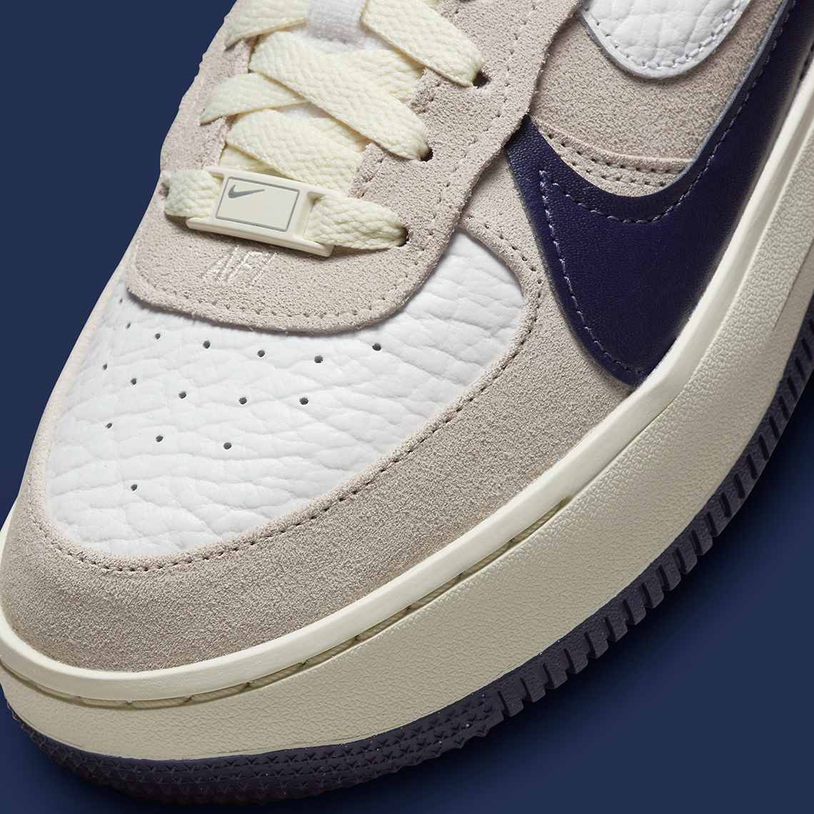 Màu Trắng và Navi mang đến cho Nike Air Force 1 PLATFORM một sự hấp dẫn cổ điển - 8