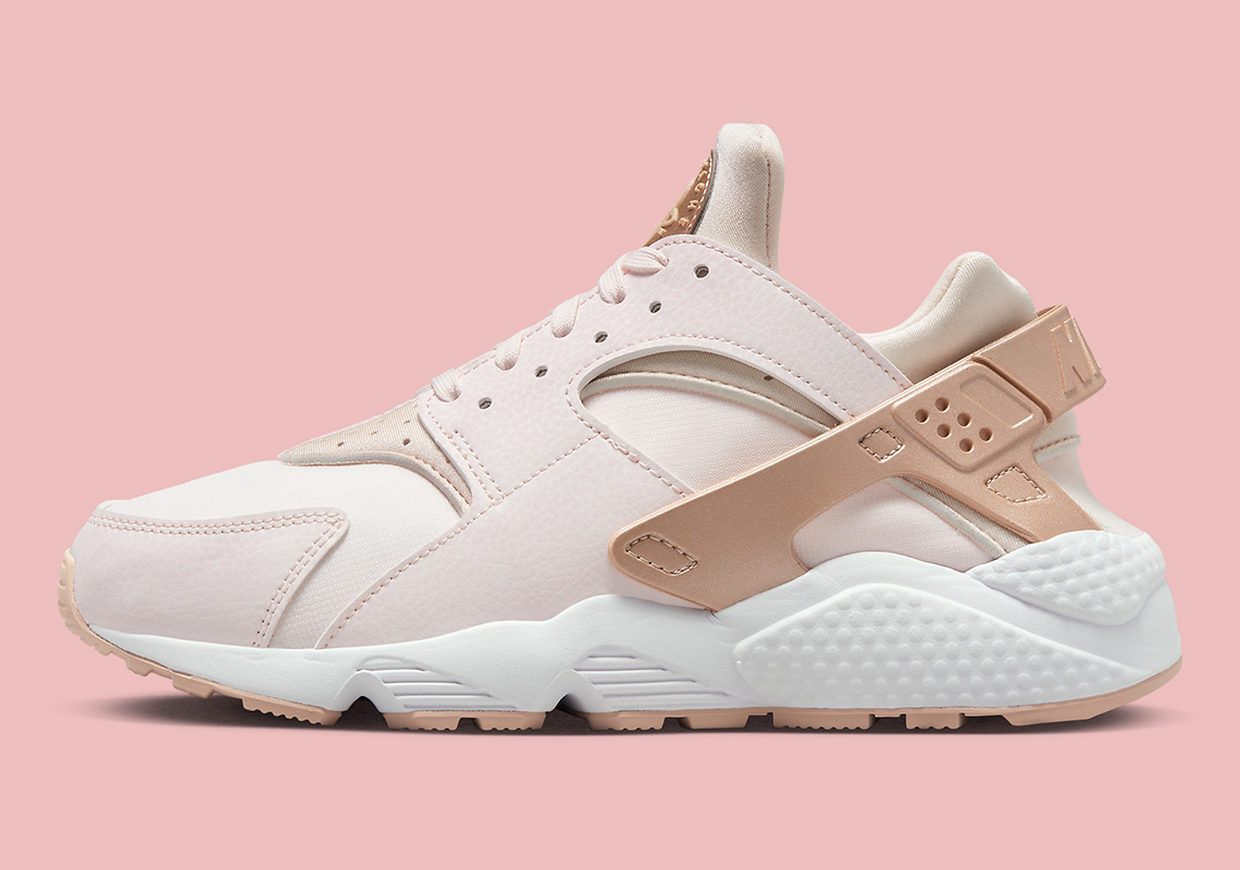 Màu vàng hồng được áp dụng trên mẫu Nike Air Huarache độc quyền cho chị em - 2