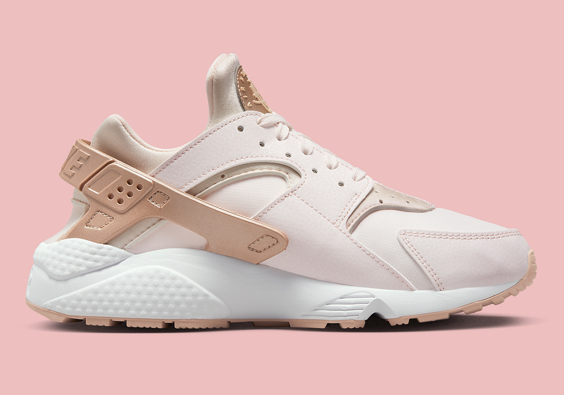 Màu vàng hồng được áp dụng trên mẫu Nike Air Huarache độc quyền cho chị em - 3