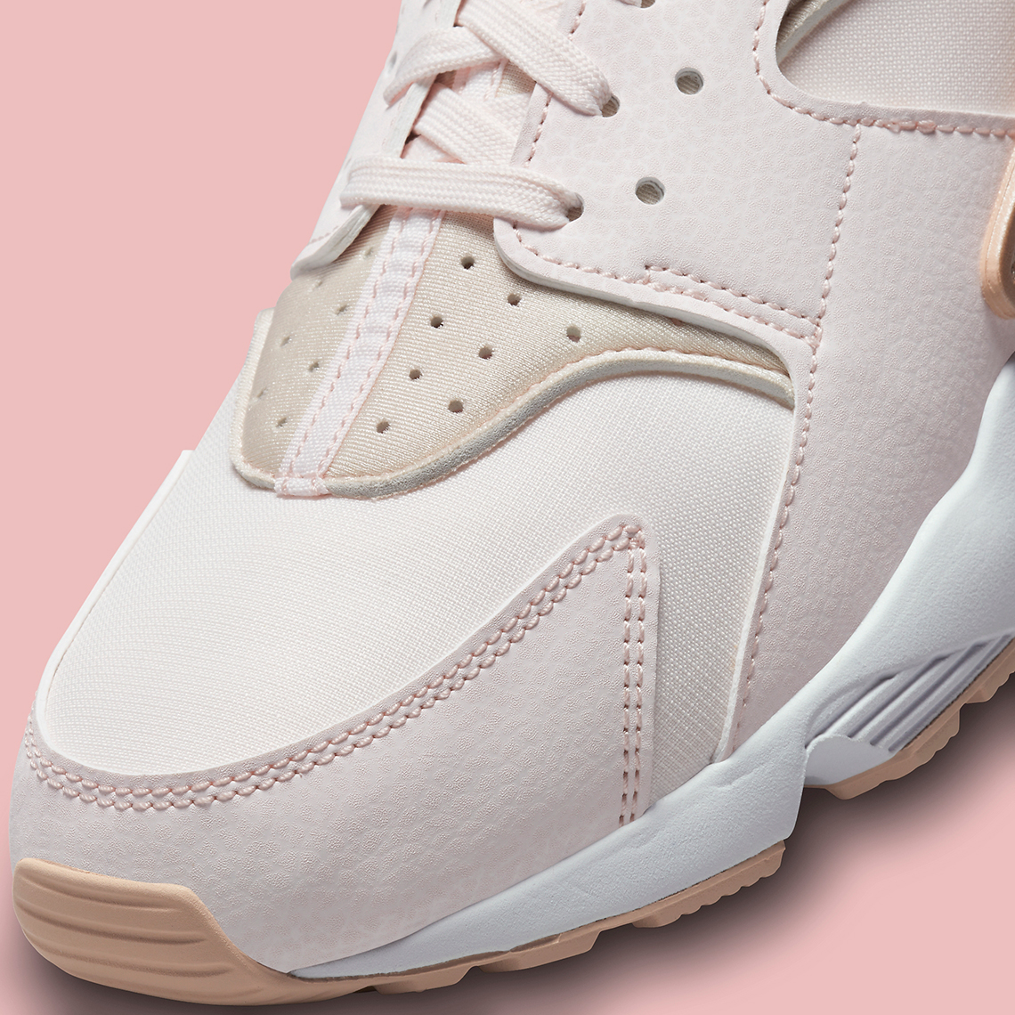 Màu vàng hồng được áp dụng trên mẫu Nike Air Huarache độc quyền cho chị em - 8