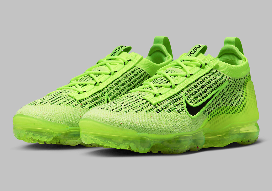 Màu Volt chiếu sáng toàn bộ đôi giày Nike VaporMax Flyknit 2021 - 1