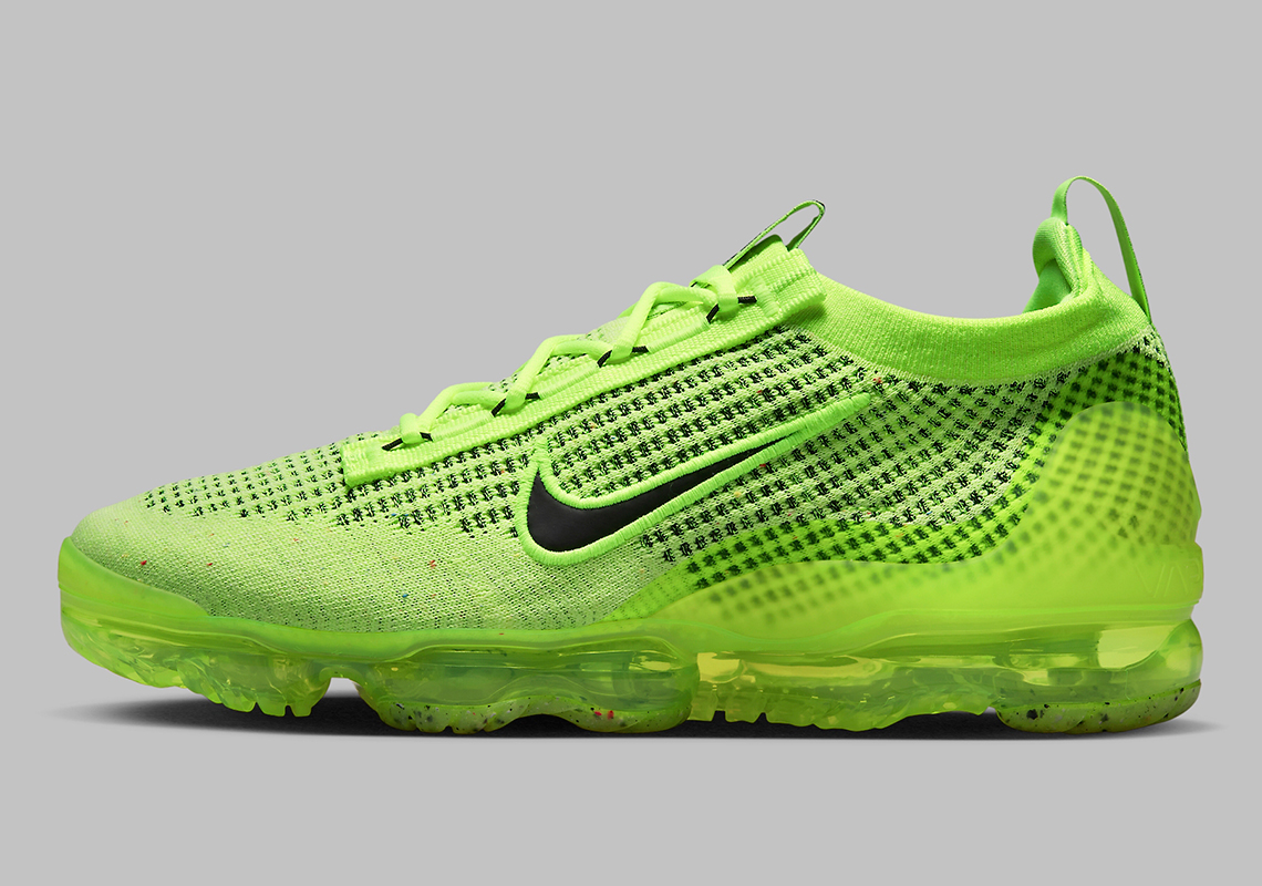 Màu Volt chiếu sáng toàn bộ đôi giày Nike VaporMax Flyknit 2021 - 2