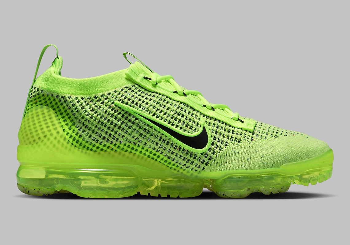 Màu Volt chiếu sáng toàn bộ đôi giày Nike VaporMax Flyknit 2021 - 3