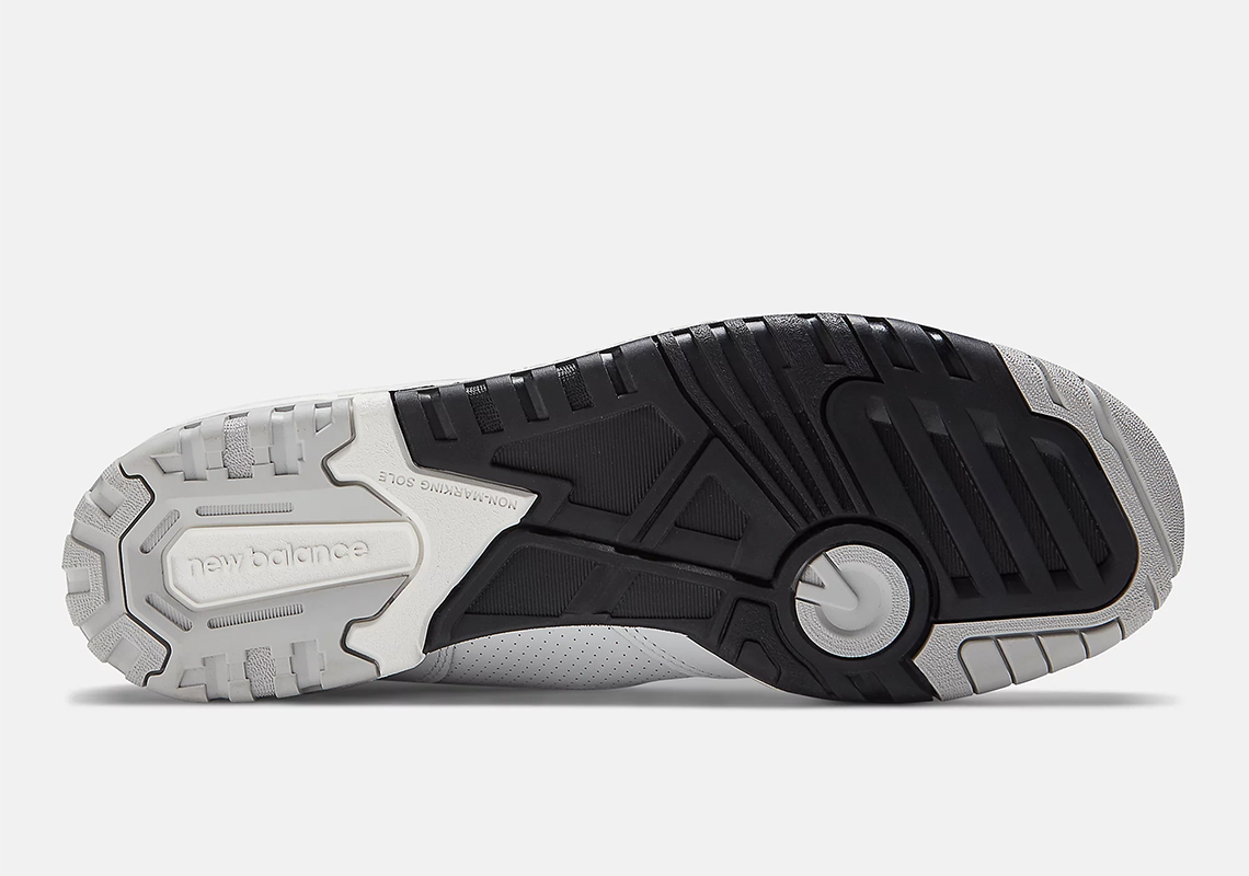 Màu xám bóng mây đóng vai trò điểm nhấn trên New Balance 650 - 4