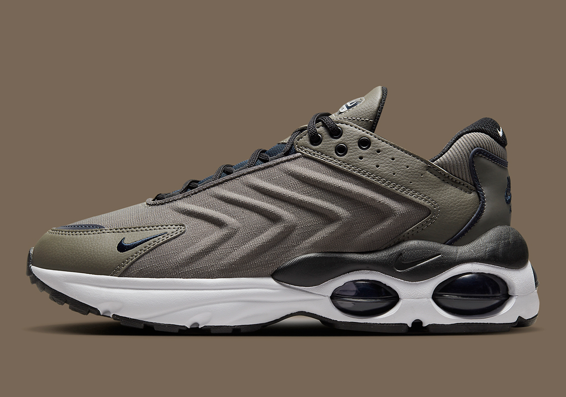 Màu xám khói đậm bao trùm chiếc Nike Air Max TW này - 2