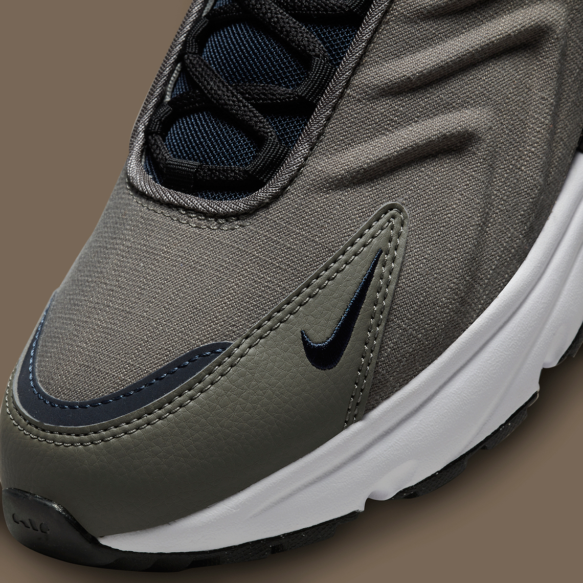 Màu xám khói đậm bao trùm chiếc Nike Air Max TW này - 7