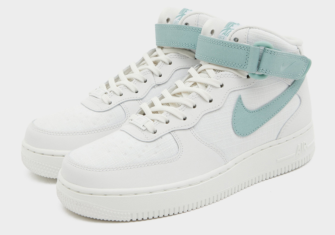 Màu xanh biển nhạt tỏa sáng trên phiên bản Nike Air Force 1 Mid - 1