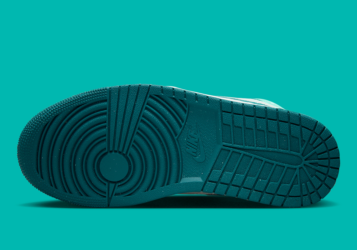 Màu xanh ngọc lam và logo chenille thêu trên phiên bản Air Jordan 1 Mid này - 6