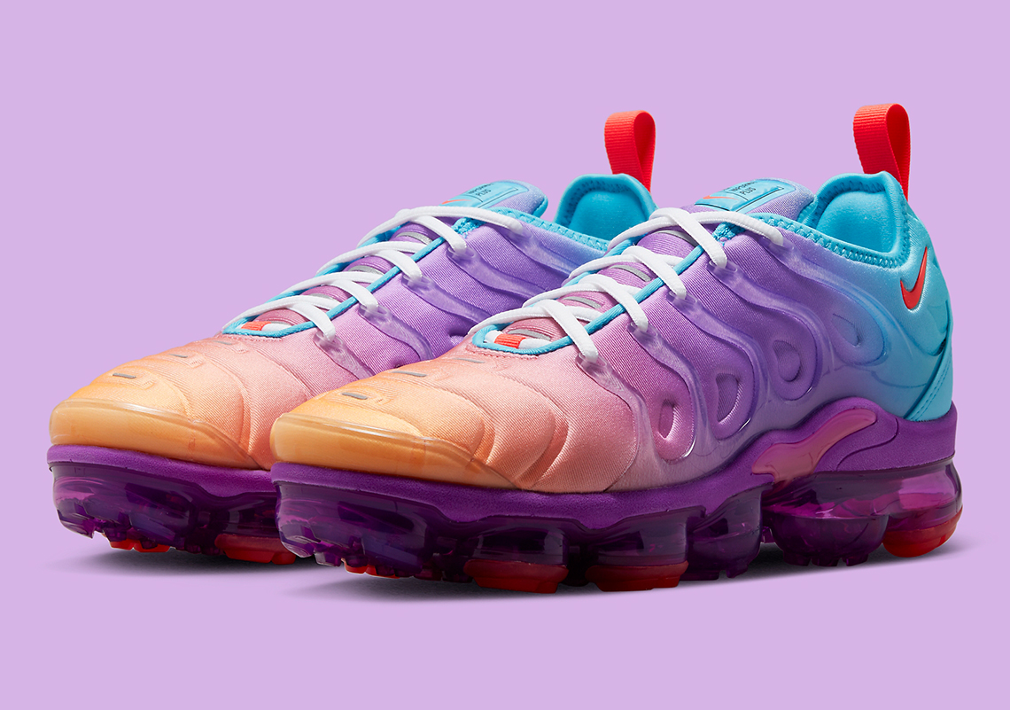 Một pha trộn màu sắc sôi động trên Nike VaporMax Plus mới nhất này