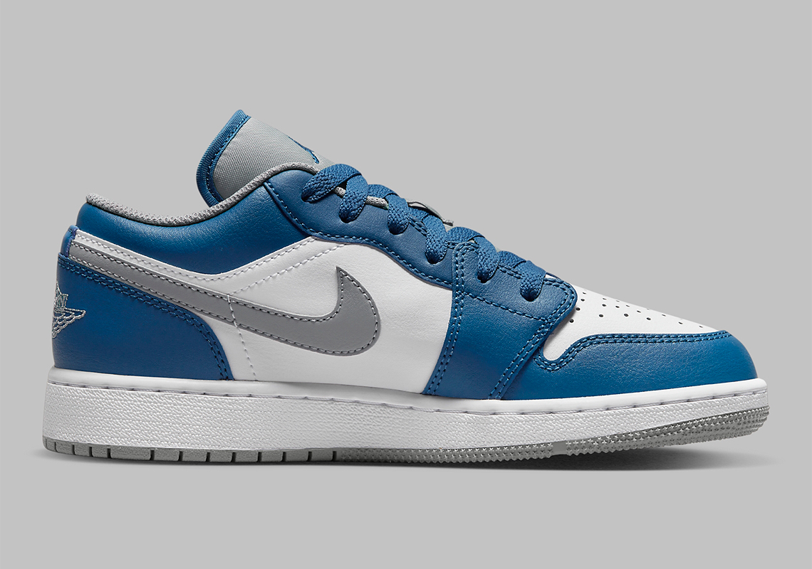 Một số hình ảnh của đôi giày sneaker Air Jordan 1 Low French Blue cho trẻ em - 3
