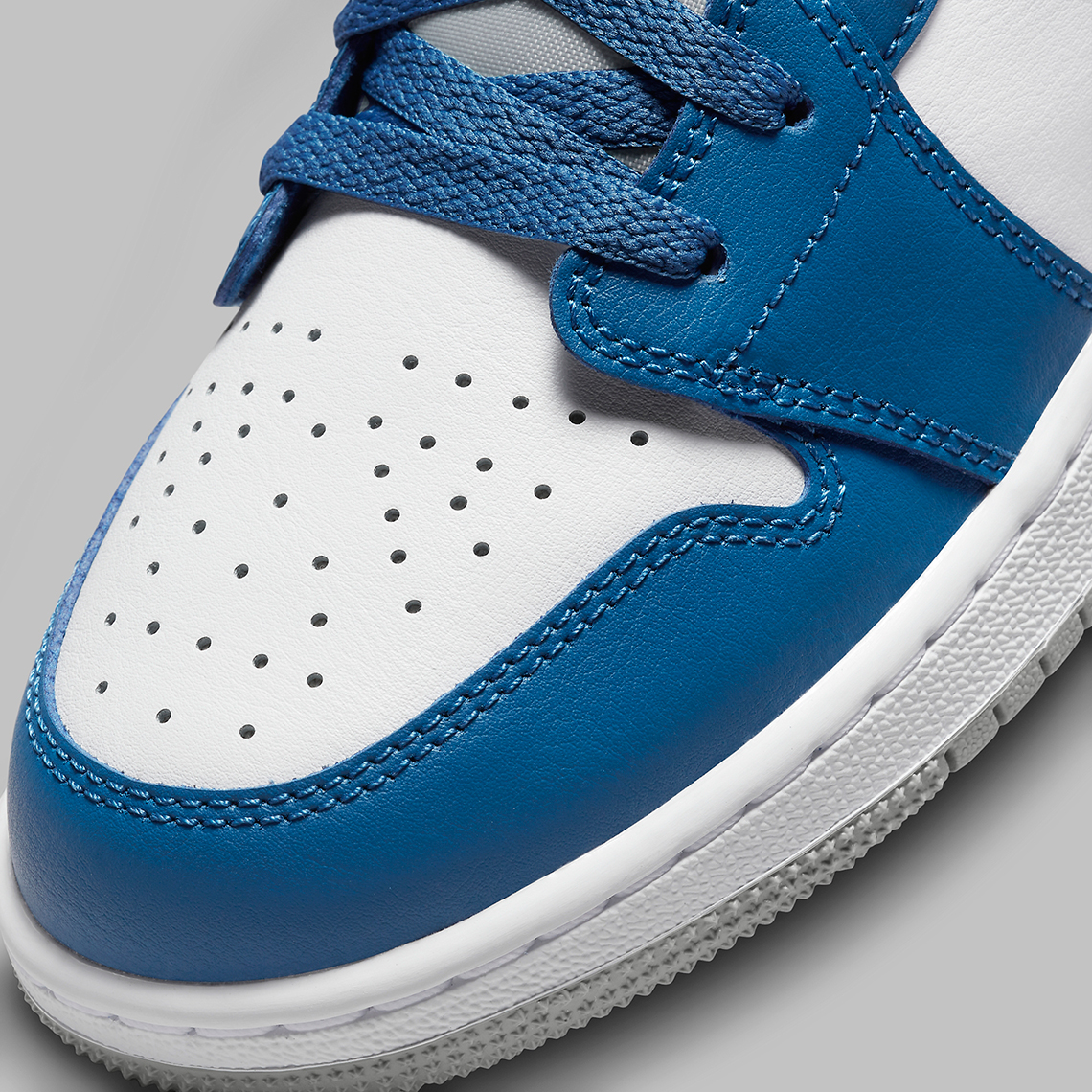 Một số hình ảnh của đôi giày sneaker Air Jordan 1 Low French Blue cho trẻ em - 7