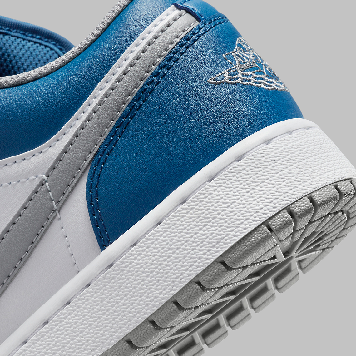 Một số hình ảnh của đôi giày sneaker Air Jordan 1 Low French Blue cho trẻ em - 8