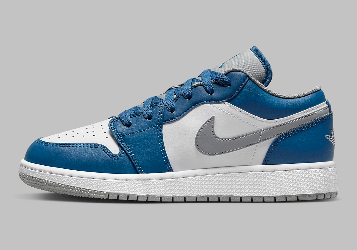 Một số hình ảnh của đôi giày sneaker Air Jordan 1 Low "French Blue" cho trẻ em