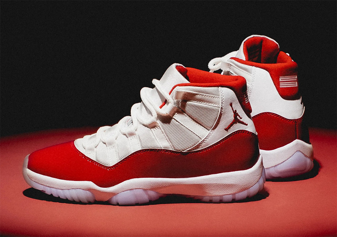 Một số hình ảnh của đôi giày sneaker  Air Jordan 11 Cherry - 1