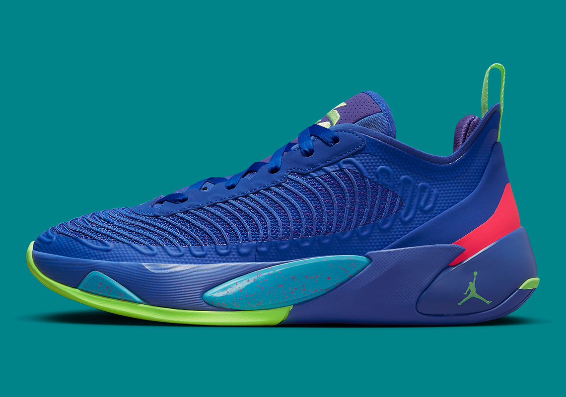 Một số hình ảnh của đôi giày sneaker Jordan Luka 1 "Racer Blue/Ghost Green" sôi động