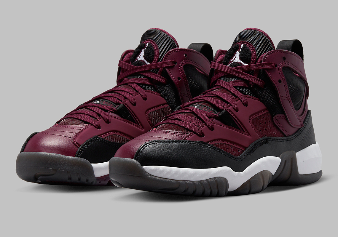 Một số hình ảnh của đôi giày sneaker Jordan Two Trey "Bordeaux"