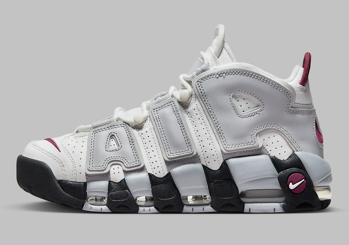 Một số hình ảnh của đôi giày sneaker Nike Air More Uptempo "Mulberry"