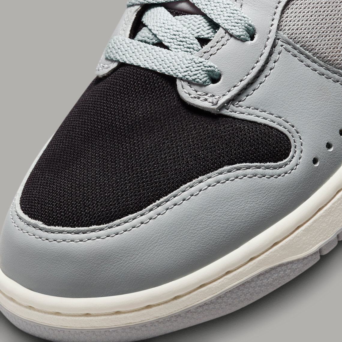 Một số hình ảnh của đôi giày SOULGOODS x Nike Dunk High Light Silver/Black - 7