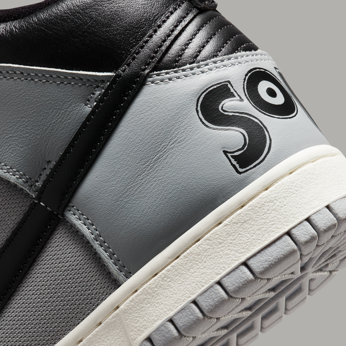 Một số hình ảnh của đôi giày SOULGOODS x Nike Dunk High Light Silver/Black - 8