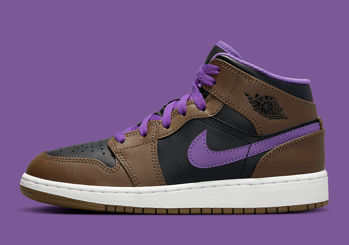 Một số hình ảnh của đôi sneaker Air Jordan 1 Mid Purple Mocha - 2