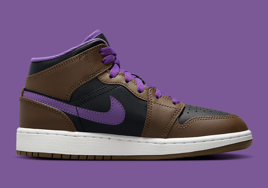 Một số hình ảnh của đôi sneaker Air Jordan 1 Mid Purple Mocha - 3