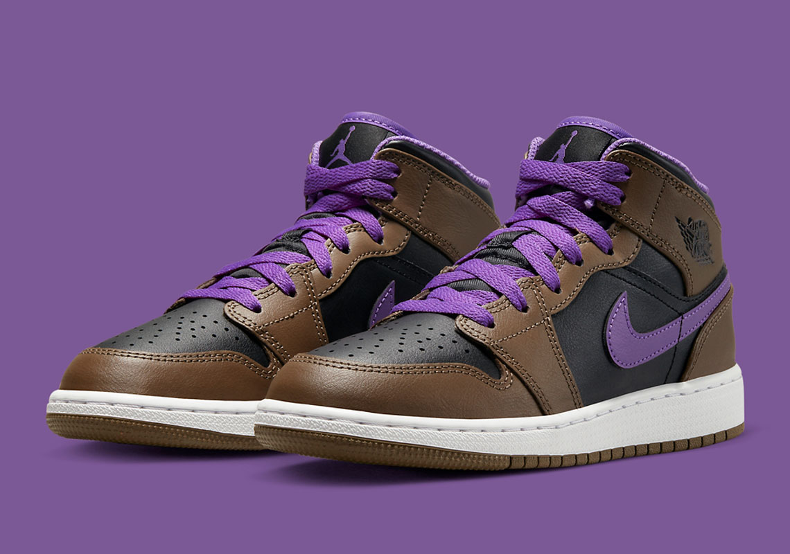 Một số hình ảnh của đôi sneaker Air Jordan 1 Mid "Purple Mocha"