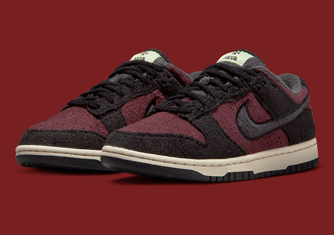 Một số hình ảnh của Giày Nike Dunk Low Flece với màu Black và Maroon