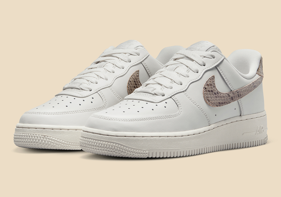 Một số hình ảnh của giày sneaker Nike Air Force 1 Low "Sail Snakeskin"