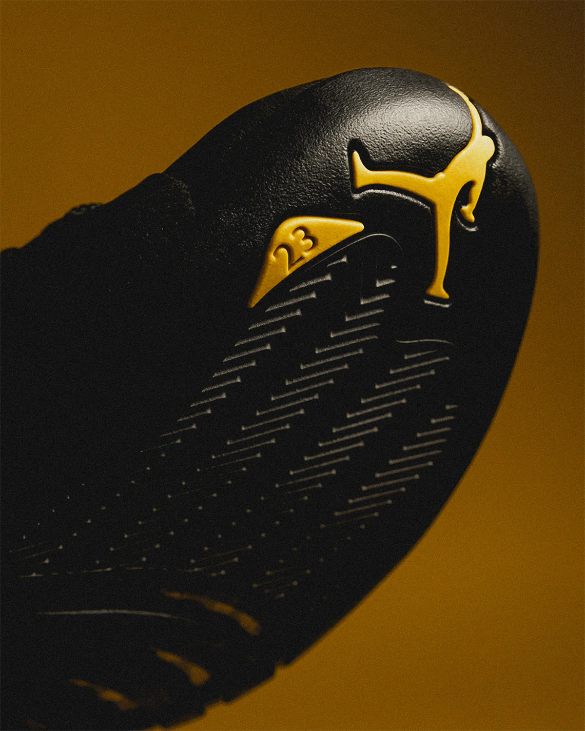 Một số hình ảnh của mẫu giày sneaker Air Jordan 12 Black/Taxi - 2