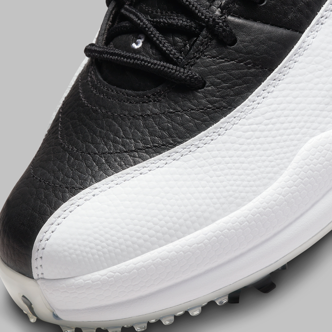 Một số hình ảnh của mẫu giày sneaker Air Jordan 12 Golf Playoffs màu đen/trắng - 10
