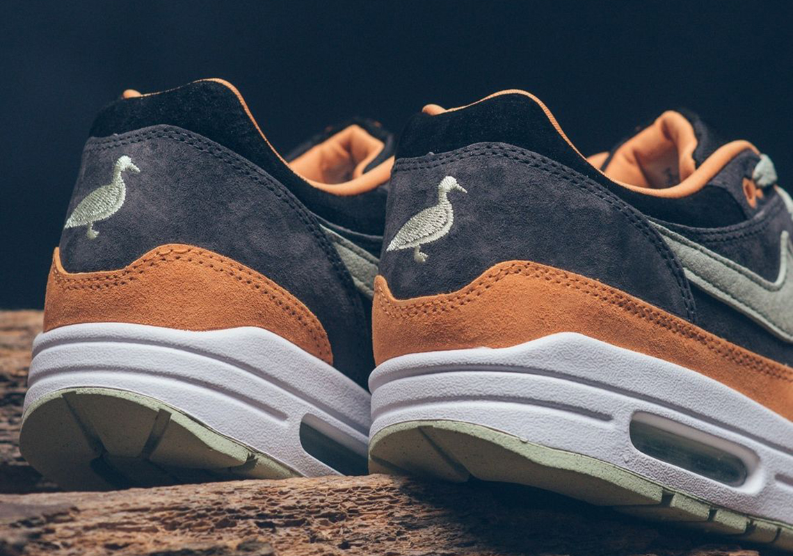 Một số hình ảnh của mẫu giày sneaker Nike Air Max 1 Ugly Duckling Ceramic Store - 7