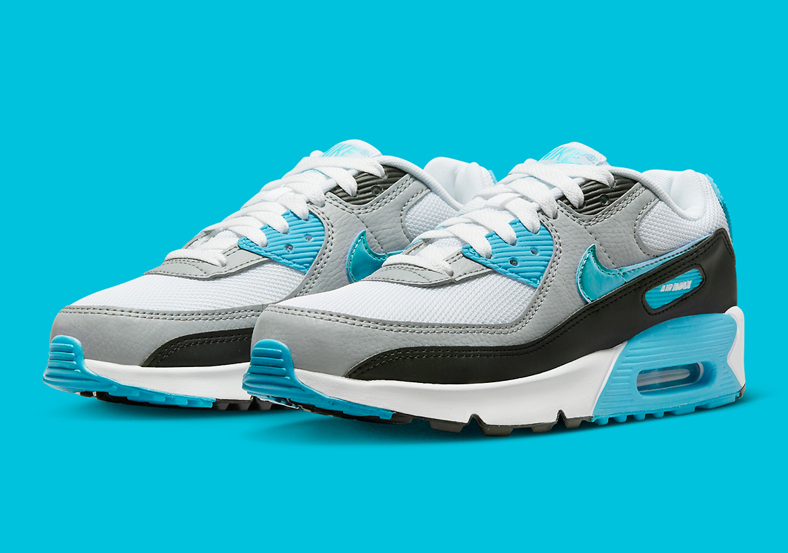 Một số hình ảnh của mẫu giày sneaker Nike Air Max 90 "Laser Blue Metallic"