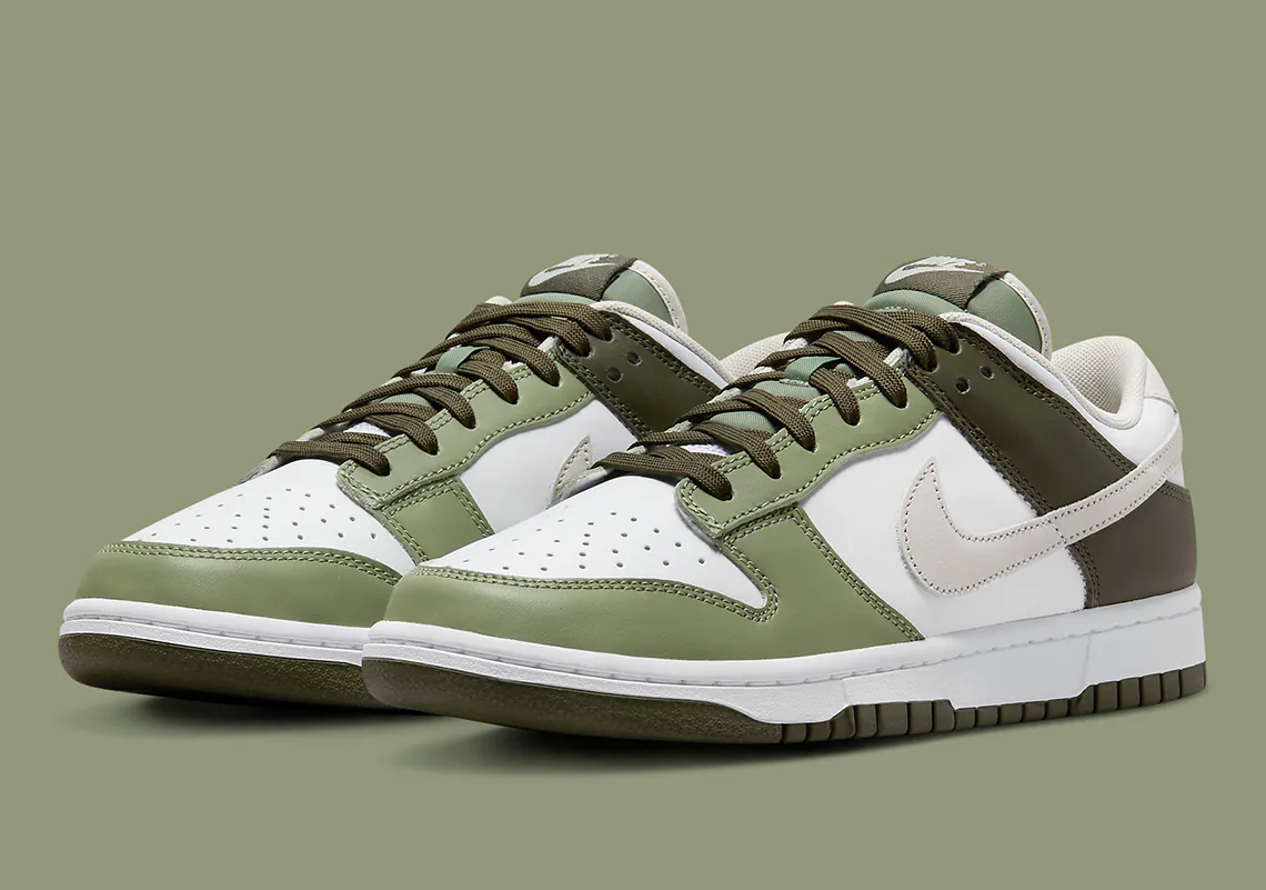 Một số hình ảnh của mẫu giày sneaker Nike Dunk Low lên màu xanh ô liu.