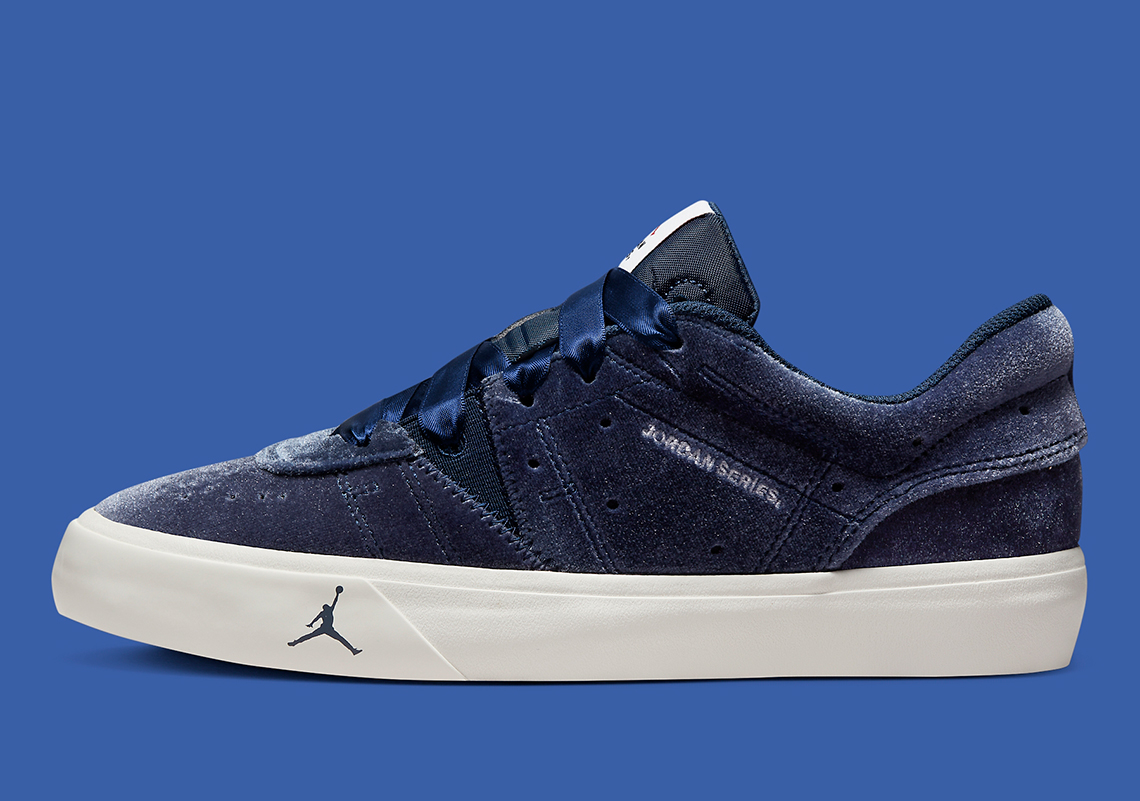 Một số hình ảnh của mẫu sneaker Jordan 1 Navy Velvet - 2