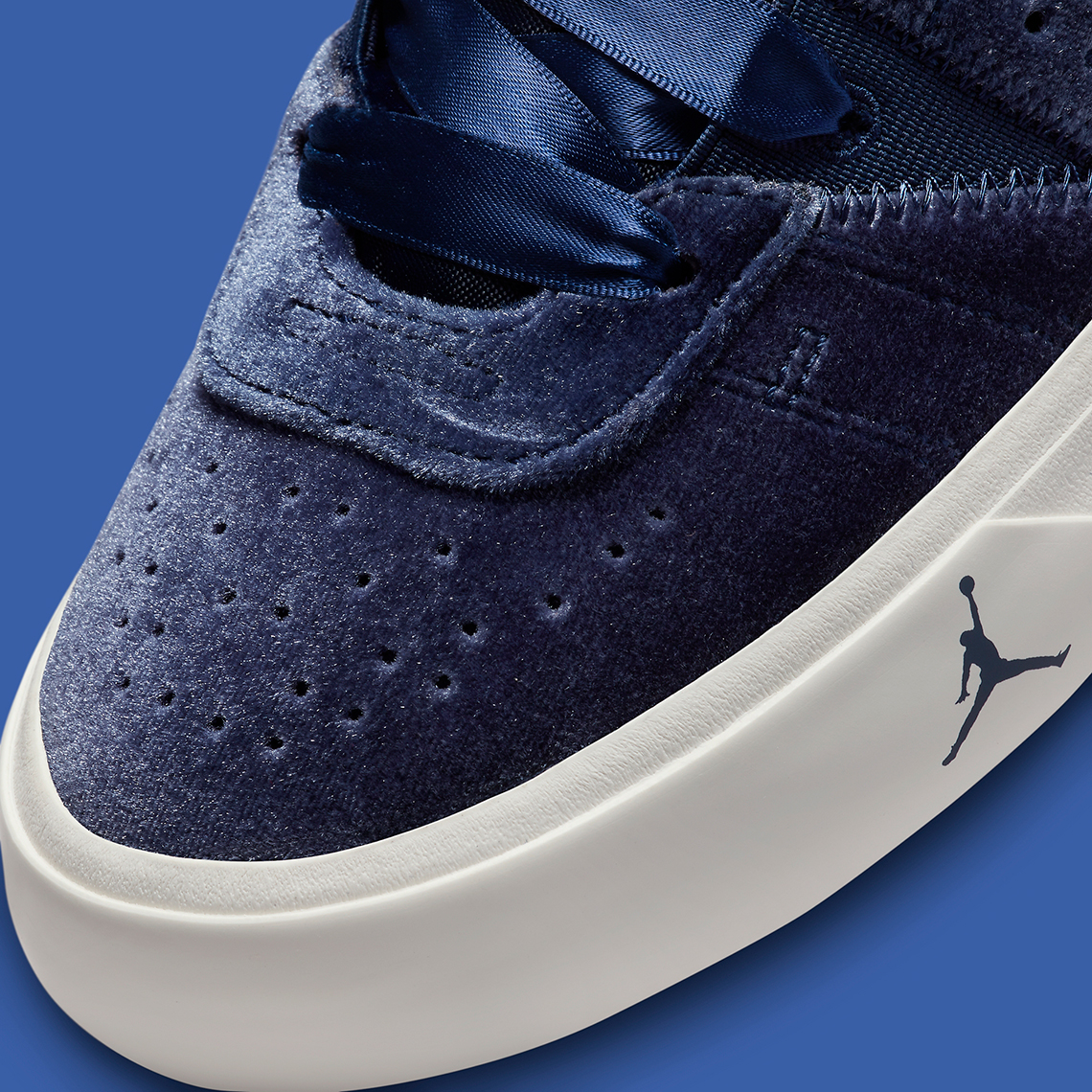 Một số hình ảnh của mẫu sneaker Jordan 1 Navy Velvet - 8