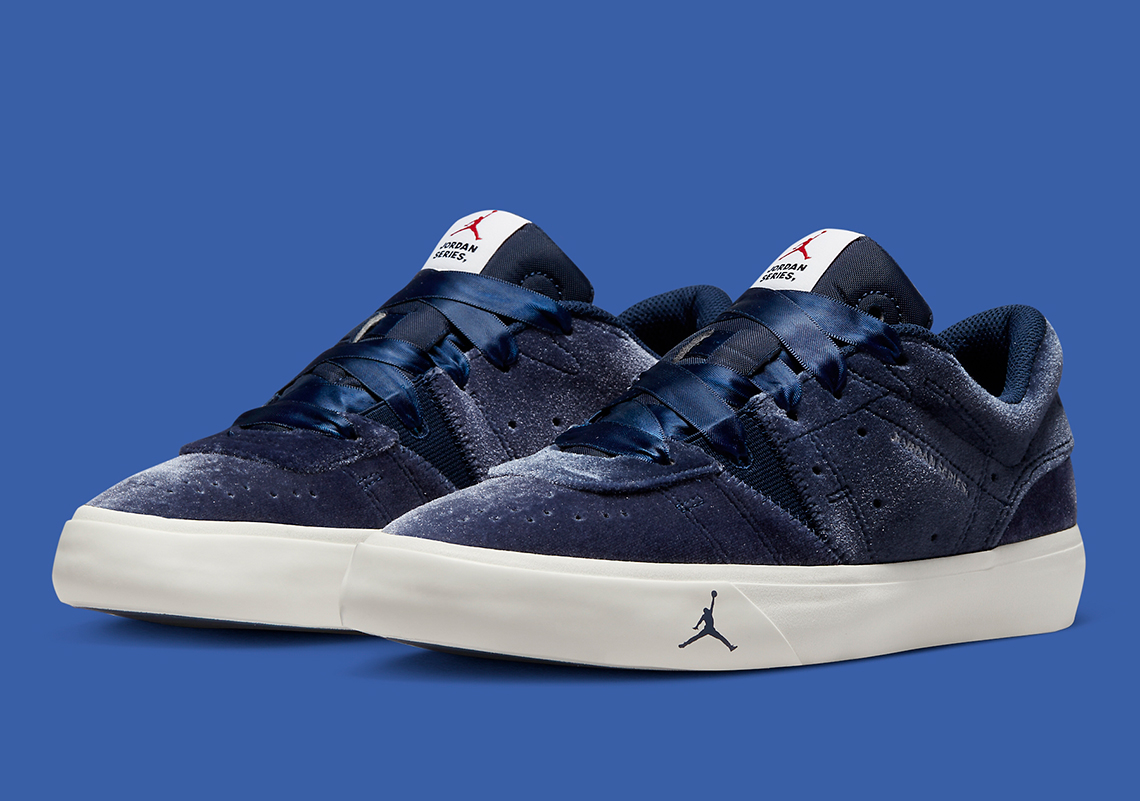 Một số hình ảnh của mẫu sneaker Jordan 1 Navy Velvet