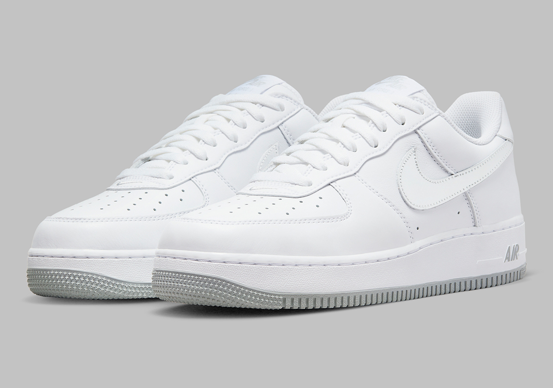 Một số hình ảnh của Nike Air Force 1 với màu Metallic Silver - 2