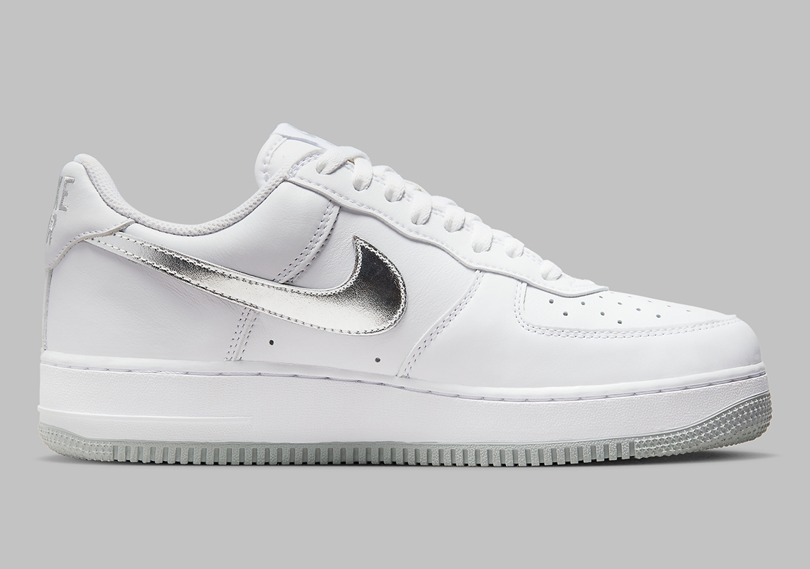Một số hình ảnh của Nike Air Force 1 với màu Metallic Silver - 4